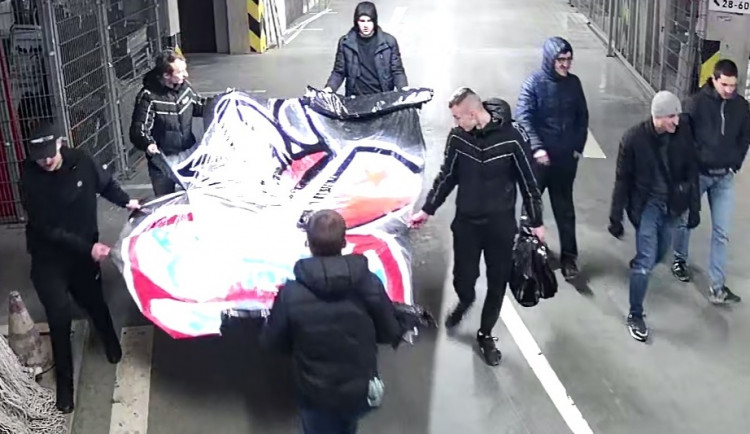 Kamara - just a nig*er! Policie má dva z autorů rasistického vzkazu