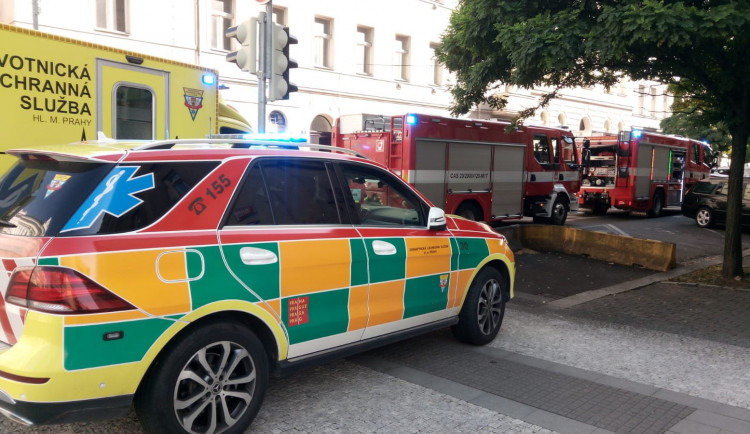 V Praze 2 hoří byt. Jeden člověk skončil v péči záchranářůů