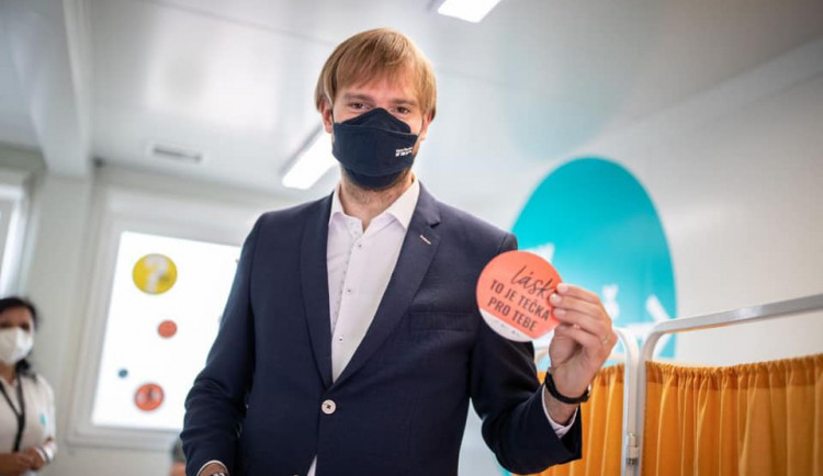 Očkovací centra v obchodních domech budou fungovat minimálně do října, říká ministr Vojtěch