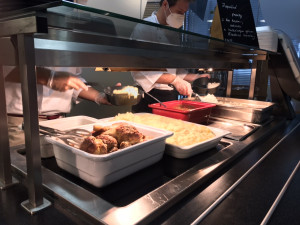 Stovka lidí v charitě získala oběd zdarma díky happeningu Oběd v nouzi