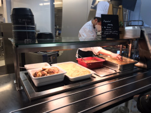 Stovka lidí v charitě získala oběd zdarma díky happeningu Oběd v nouzi