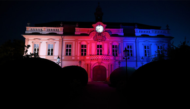 Libeňský zámek bude svítit v barvách trikolory. Osmička se připojí k oslavám 100. výročí Československé obce legionářské