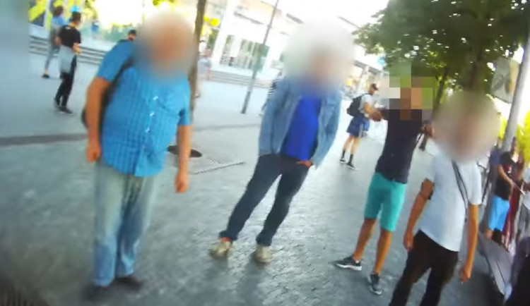 Muž s obličejem od krve tvrdil, že spadl na zem. Pak vynadal strážníkům a nakonec jednoho udeřil