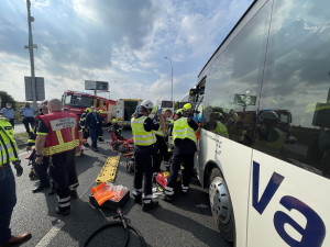 Vážná nehoda dvou autobusů uzavřela silnici ve směru na Pražský okruh