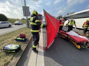 Vážná nehoda dvou autobusů uzavřela silnici ve směru na Pražský okruh