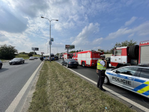 Vážná nehoda dvou autobusů uzavřela silnici ve směru na Pražský okruh
