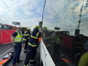 Vážná nehoda dvou autobusů uzavřela silnici ve směru na Pražský okruh