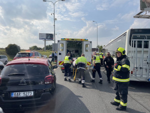 Vážná nehoda dvou autobusů uzavřela silnici ve směru na Pražský okruh
