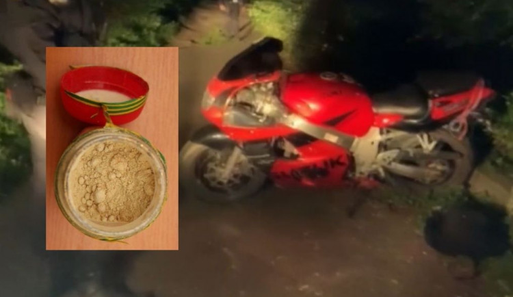 Motorkář bez řidičáku ujížděl policistům na motorce s kradenými značkami. V batohu měl kilo pervitinu