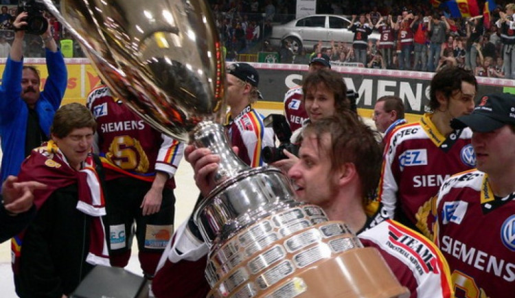 Jan Marek s pohárem