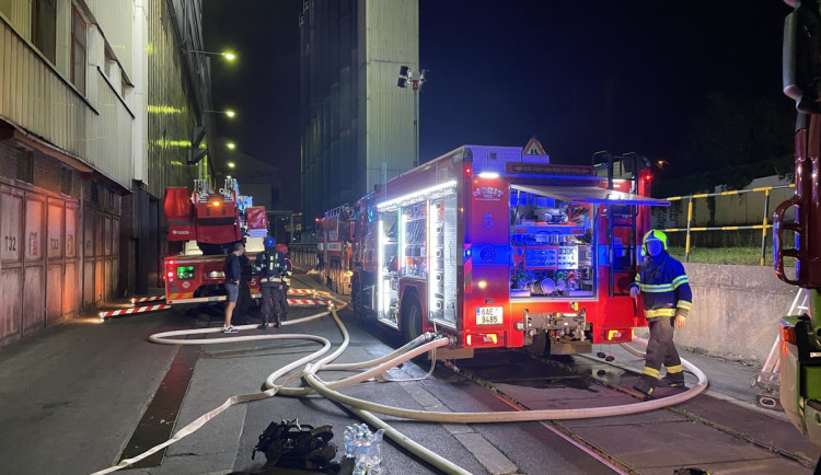 Při požáru v Praze hasiči evakuovali 24 osob. Byl vyhlášen druhý stupeň poplachu