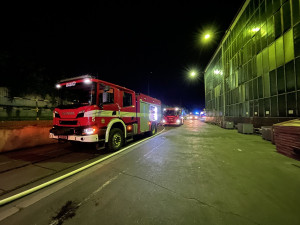 Při požáru v Praze hasiči evakuovali 24 osob. Byl vyhlášen druhý stupeň poplachu