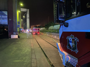 Při požáru v Praze hasiči evakuovali 24 osob. Byl vyhlášen druhý stupeň poplachu