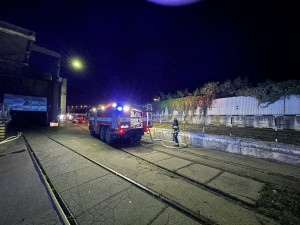 Při požáru v Praze hasiči evakuovali 24 osob. Byl vyhlášen druhý stupeň poplachu
