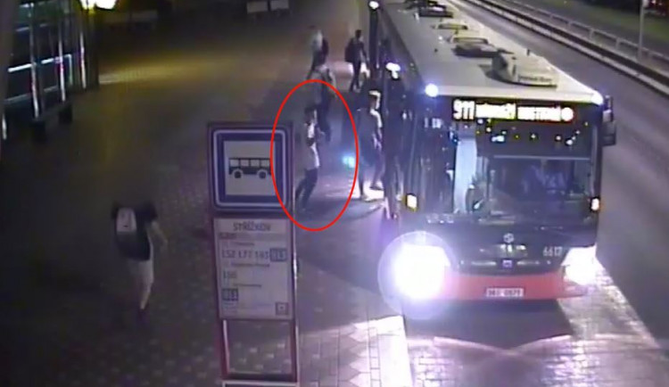 Čtyři muži obestoupili chlapce, vzali mu telefon a donutili ho vybrat peníze z bankomatu