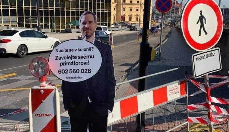 Nudíte se v koloně? Zavolejte svému primátorovi! U největších kolon v Praze někdo rozmístil podobizny Hřiba