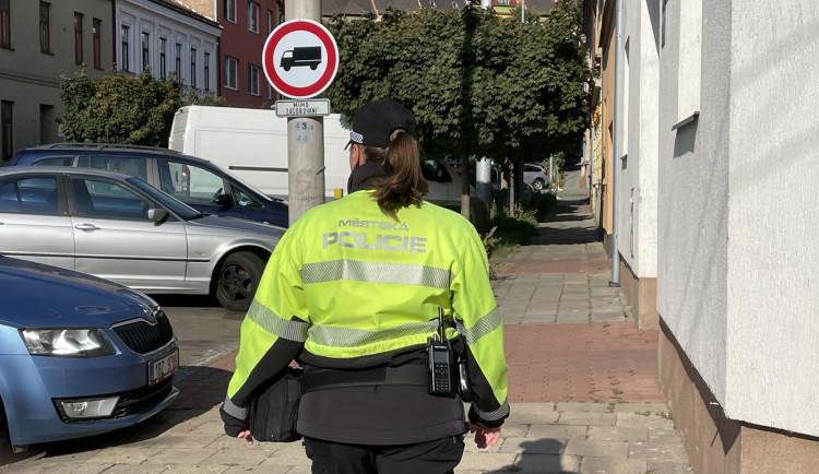 Strážníci pomáhali dezorientovanému seniorovi, procházel se bosý a bez kalhot