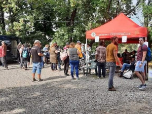 Pro lidi bez domova byl včera v Karlíně nachystán piknik. Sešly se jich stovky