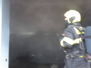 V garáži v Hostivaři hořelo. Hasiči zachránili desítky lidí