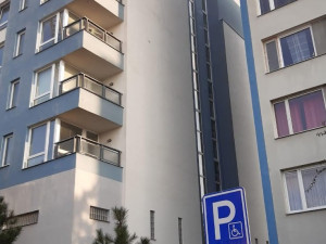 V garáži v Hostivaři hořelo. Hasiči zachránili desítky lidí