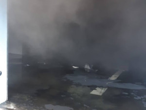 V garáži v Hostivaři hořelo. Hasiči zachránili desítky lidí