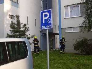V garáži v Hostivaři hořelo. Hasiči zachránili desítky lidí
