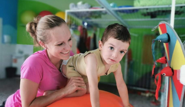Tříletý Honzík se před rokem topil v jezírku, jako zázrakem přežil. Věříme, že zase začne chodit a mluvit, říká maminka Kamila