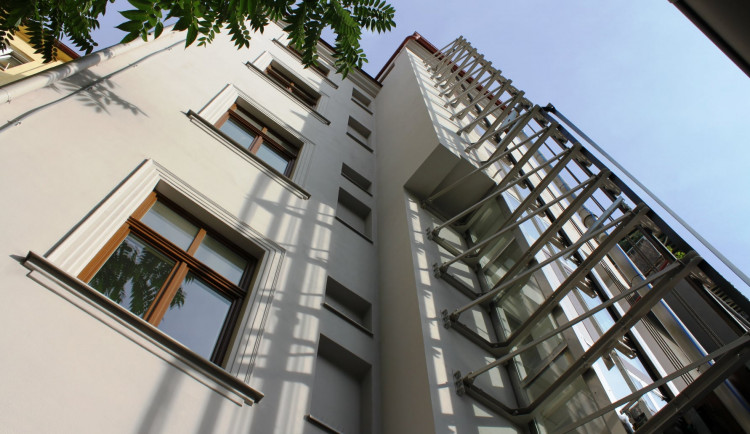 Prague 7 repaired a dilapidated apartment building in Dobrovského street.  The reconstruction cost almost 42 million