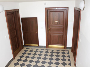 Praha 7 opravila chátrající bytový dům v Dobrovského ulici. Rekonstrukce stála bezmála 42 milionů