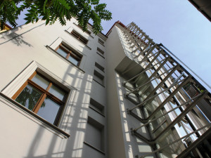 Praha 7 opravila chátrající bytový dům v Dobrovského ulici. Rekonstrukce stála bezmála 42 milionů