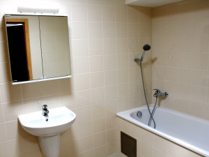 Praha 7 opravila chátrající bytový dům v Dobrovského ulici. Rekonstrukce stála bezmála 42 milionů