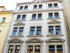 Praha 7 opravila chátrající bytový dům v Dobrovského ulici. Rekonstrukce stála bezmála 42 milionů