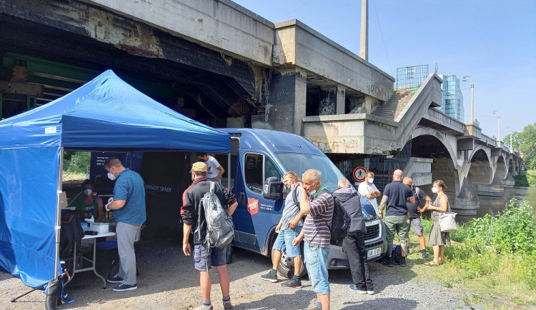 size4-16262460100573-241-v-praze-se-zacali-ockovat-primo-v-terenu-lide-bez-domova