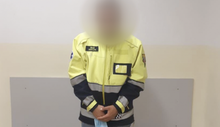 Policisté dopadlo zloděje v bundě záchranáře, který si vykračoval po I. P. Pavlova