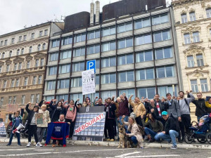Desítky lidí včera demonstrovaly na podporu zachování brutalistní budovy v centru Prahy