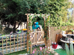 Zloděj se snažil vloupat do bytu. Když zjistil, že je majitel doma a fotí si ho, utekl