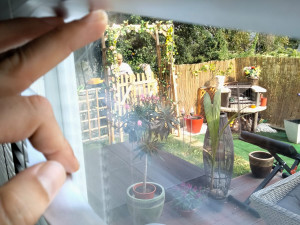 Zloděj se snažil vloupat do bytu. Když zjistil, že je majitel doma a fotí si ho, utekl