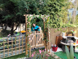 Zloděj se snažil vloupat do bytu. Když zjistil, že je majitel doma a fotí si ho, utekl