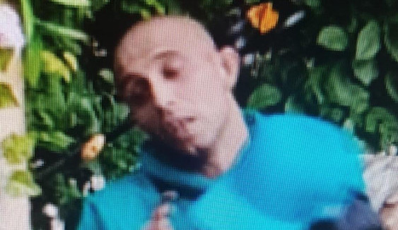 Zloděj se snažil vloupat do bytu. Když zjistil, že je majitel doma a fotí si ho, utekl