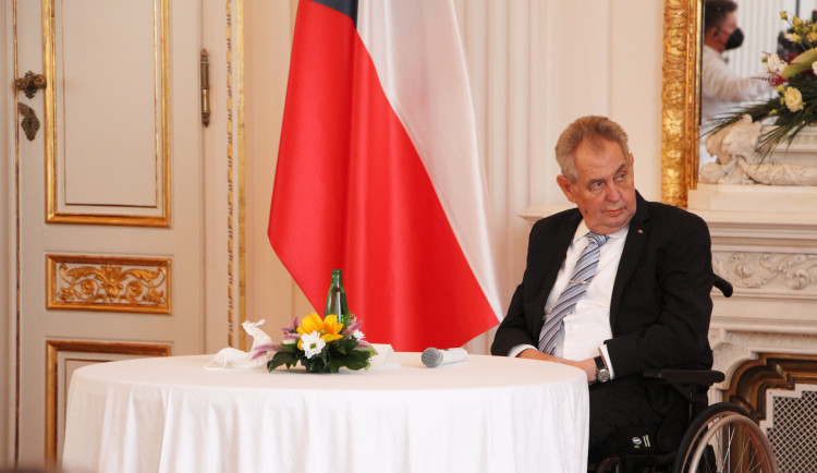 Miloše Zemana propustili z nemocnice. Strávil v ní osm nocí