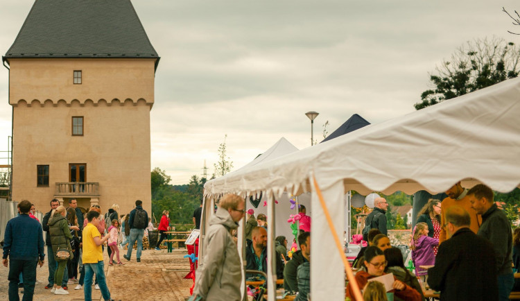 Zrekonstruovanou historickou tvrz v Nových Královicích si poprvé mohla prohlédnout veřejnost
