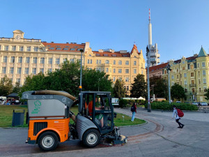 Na Jiřáku se objevila skvrna od oleje. Čištění stálo kolem 70 tisíc, říká starosta Ptáček