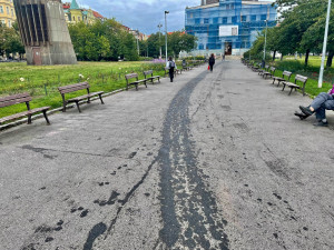 Na Jiřáku se objevila skvrna od oleje. Čištění stálo kolem 70 tisíc, říká starosta Ptáček