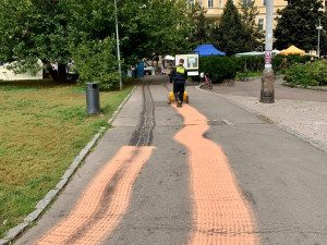 Na Jiřáku se objevila skvrna od oleje. Čištění stálo kolem 70 tisíc, říká starosta Ptáček