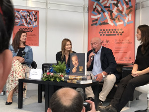 Ivana Gottová představila autobiografii Karla Gotta Má cesta za štěstím