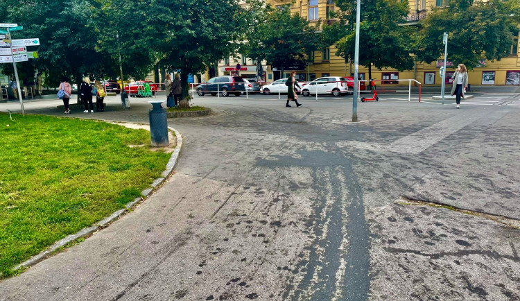 Na Jiřáku se objevila skvrna od oleje. Čištění stálo kolem 70 tisíc, říká starosta Ptáček