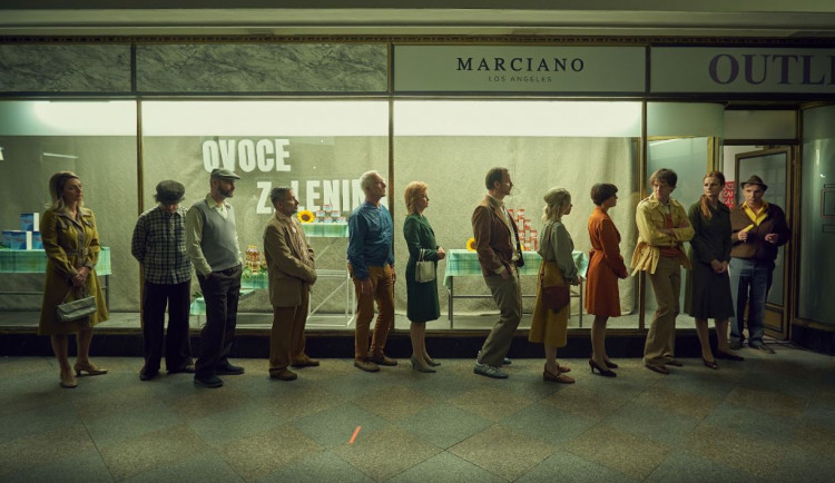 Už nikdy fronty na banány, vyzývají české osobnosti. Nejsme extrémní strana, reaguje komunista Dolejš