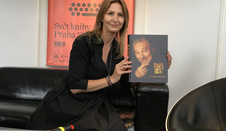Ivana Gottová představila autobiografii Karla Gotta Má cesta za štěstím