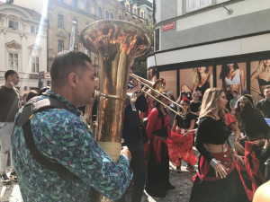 Světový romský festival oživil Prahu hlasitou hudbou a divokým tancem. V průvodu šly stovky lidí