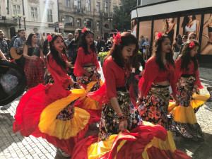 Světový romský festival oživil Prahu hlasitou hudbou a divokým tancem. V průvodu šly stovky lidí